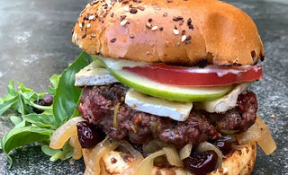 Burger de veau au fromage bleu, pommes et oignons caramélisés au porto et érable