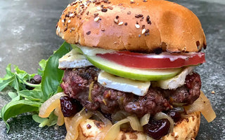 Burger de veau au fromage bleu, pommes et oignons caramélisés au porto et érable